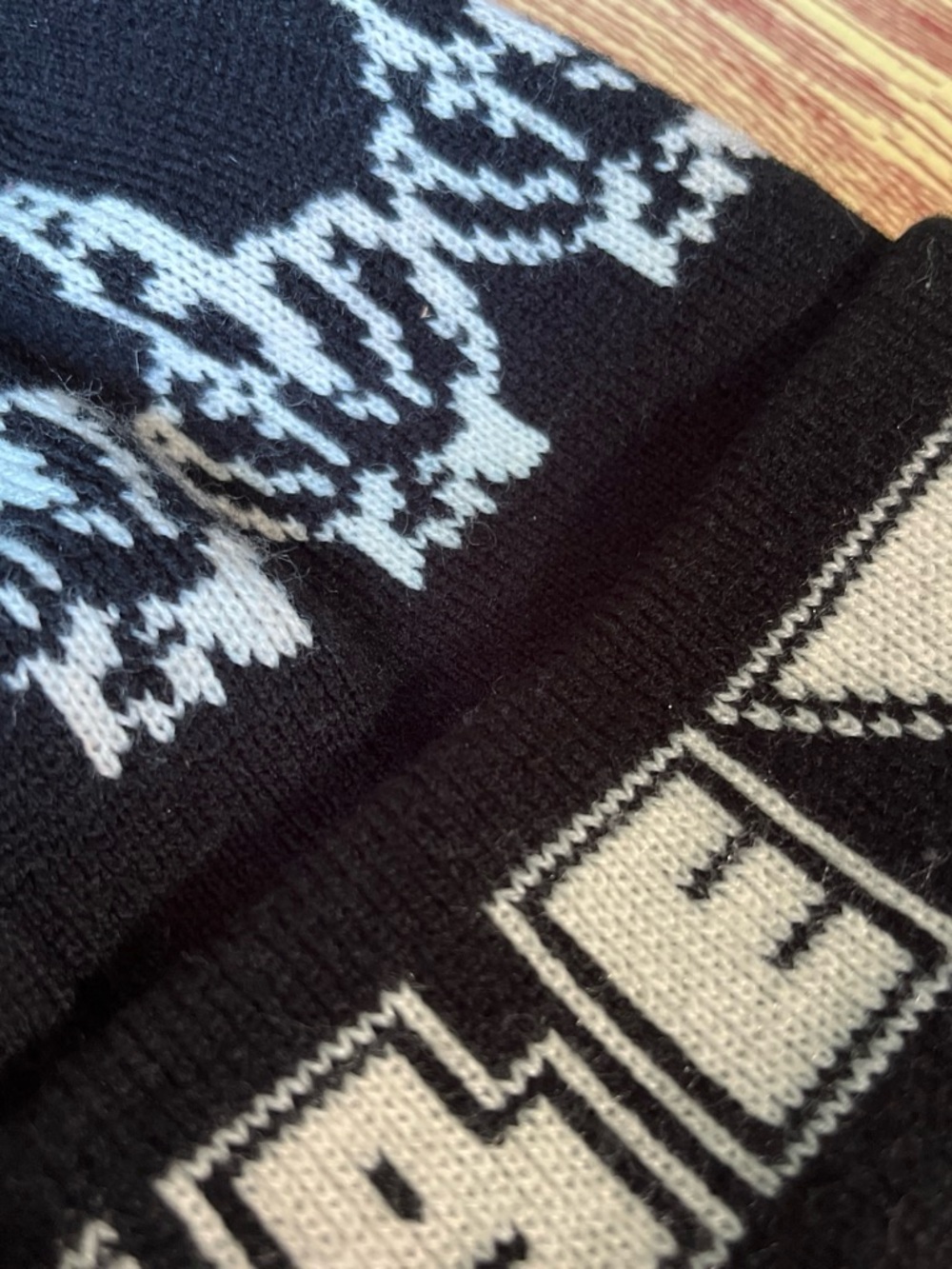 Obey Middle finger Black & white Pom Beanie - Picture 4 of 7
